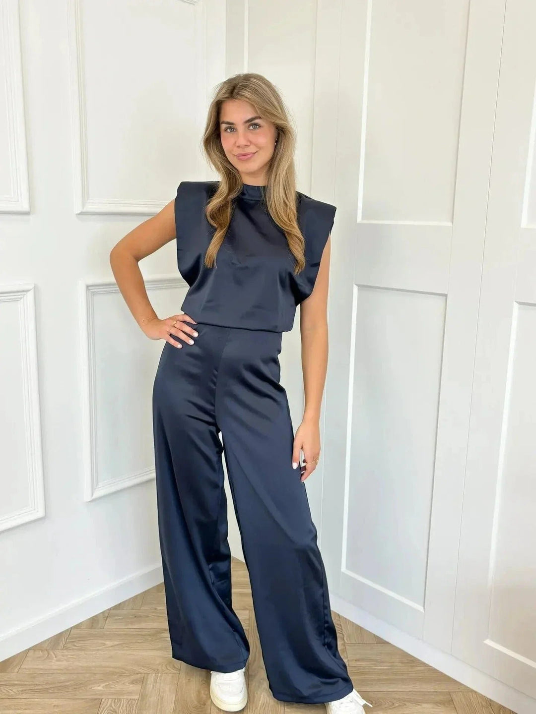 Women's Sleeveless Wide-Leg Satin Open-Back Jumpsuit - Marineblauw