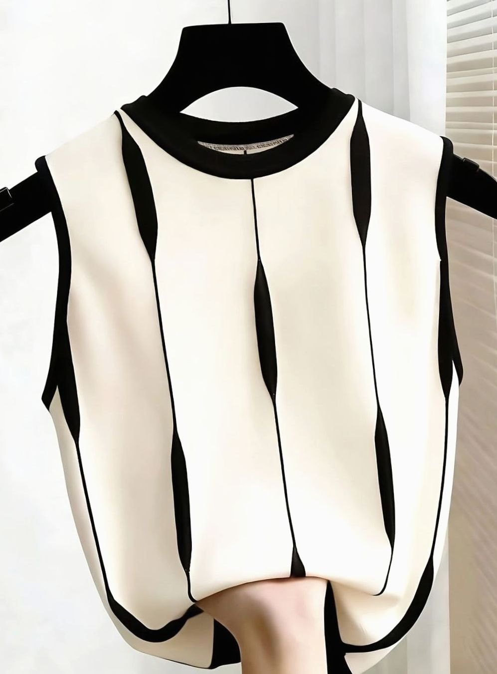 Women's V-Neck Contrast-Trim Short-Sleeve Knit Pullover Top
